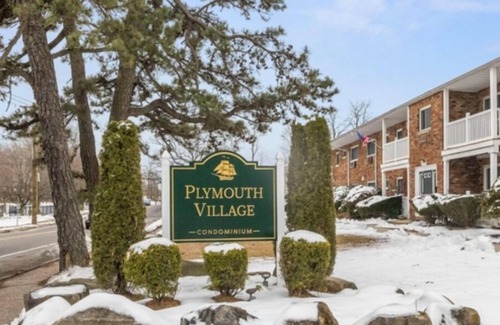 Central Islip Condo | Stylish 2BR Condo Near Beaches, Hamptons & Vineyards – Summer Ready!