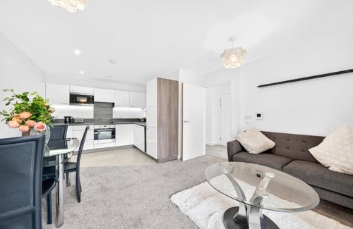 Lewisham Apartment | Stylish 2BR Flat near Catford Station - Easy Access to Central London