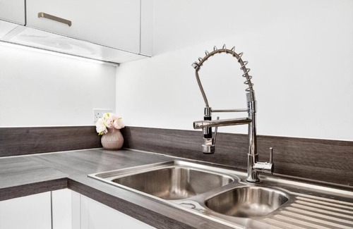 Lewisham Apartment | Stylish 2BR Flat near Catford Station - Easy Access to Central London