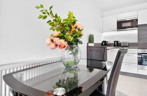 Lewisham Apartment | Stylish 2BR Flat near Catford Station - Easy Access to Central London