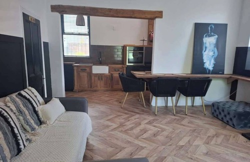 Rochdale House | Stylish 2BR Stay with Hot Tub & Private Garden