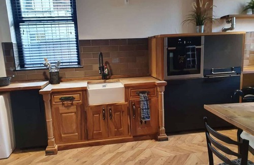 Rochdale House | Stylish 2BR Stay with Hot Tub & Private Garden