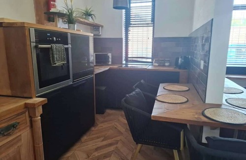 Rochdale House | Stylish 2BR Stay with Hot Tub & Private Garden