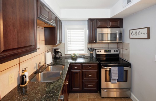 Midtown - Westport Apartment | Stylish 2BR in Historic Area KC - FREE GARAGE PARKING