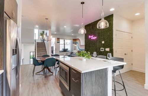 Berkley House | Stylish 2BR Retreat! Rooftop Views & Cozy Vibes!
