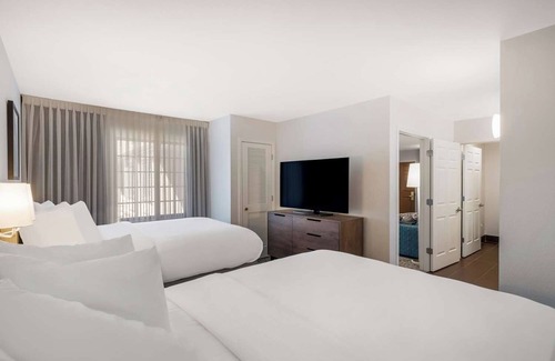 Acres Green Hotel | Stylish 2BR Suite for a Relaxing Stay | Breakfast Included | 3 Units