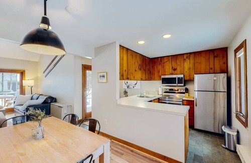 Waitsfield Apartment | Stylish 2BR w/Woodstove Close to Mad River Glen/Sugarbush