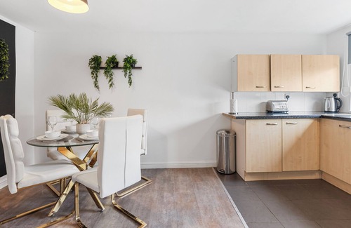 Bolton House | Stylish 3 Bedroom House - Close to the centre