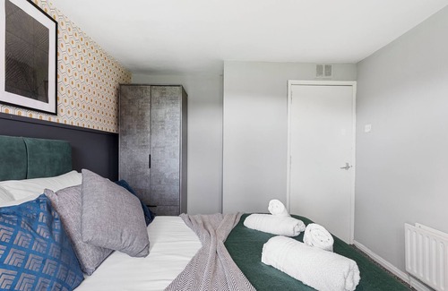 Bolton House | Stylish 3 Bedroom House - Close to the centre