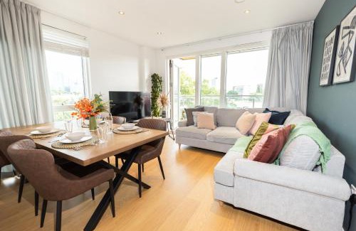 Lansbury Apartment | Stylish 3 Bed Apt Near Downtown & Free Parking