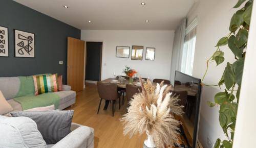 Lansbury Apartment | Stylish 3 Bed Apt Near Downtown & Free Parking