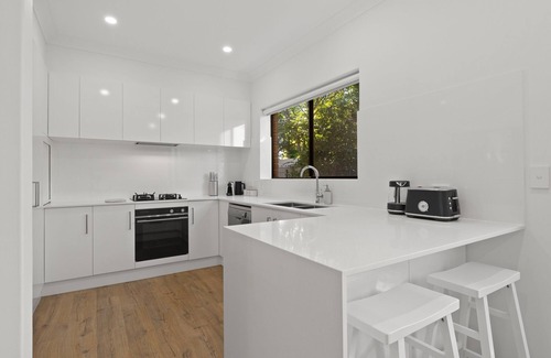 Glenelg South House | Stylish 3-Bed House Close to Attractions