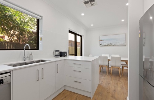 Glenelg South House | Stylish 3-Bed House Close to Attractions