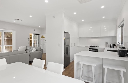 Glenelg South House | Stylish 3-Bed House Close to Attractions