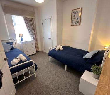 Birkenhead House | Stylish 3 Bed Home Near Oxton Village & Liverpool