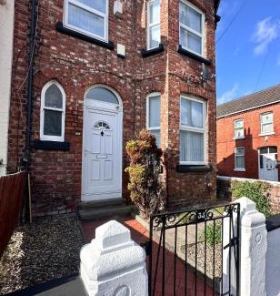 Birkenhead House | Stylish 3 Bed Home Near Oxton Village & Liverpool