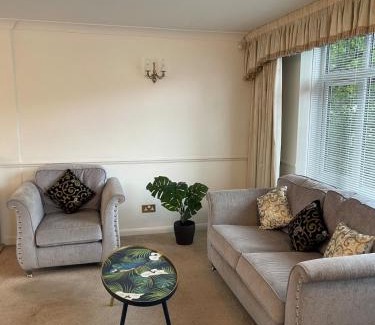 Fairlop House | Stylish 3 Bed House Located in the Heart of Chigwell