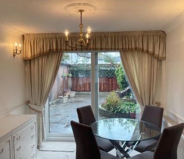 Fairlop House | Stylish 3 Bed House Located in the Heart of Chigwell
