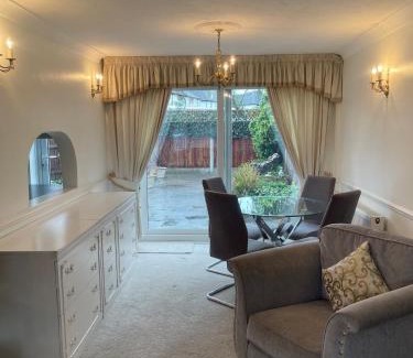 Fairlop House | Stylish 3 Bed House Located in the Heart of Chigwell