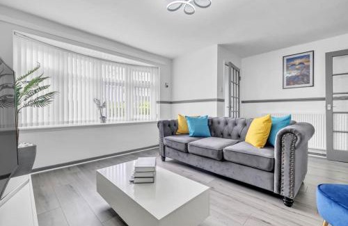Wolverhampton Apartment | Stylish 3 bed in great location - BTA Homes Serviced Accommodation Wolverhampton