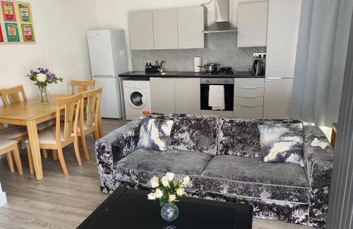 Southend-on-Sea Apartment | Stylish 3 Bed Seaside Apartment Central Southend Location & Steps from the Beach