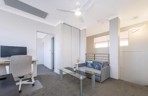 Victoria Park House | Stylish 3-Bed Townhouse with Courtyard & BBQ