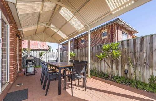 Victoria Park House | Stylish 3-Bed Townhouse with Courtyard & BBQ