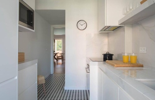Carcavelos Apartment | Stylish 3-Bedroom Apt with Balcony, Steps from Carcavelos Beach and Shopping.