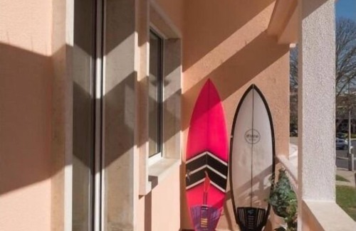 Carcavelos Apartment | Stylish 3-Bedroom Apt with Balcony, Steps from Carcavelos Beach and Shopping.