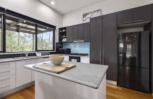Drysdale House | Stylish 3-Bedroom and Outdoor Grill and Pizza Oven