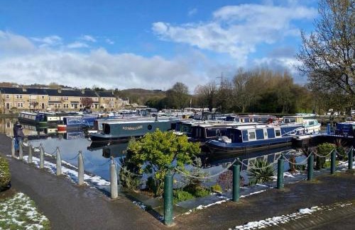 Apperley Bridge Apartment | Stylish 3-Bedroom Mill Conversion near Leeds
