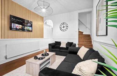 Birmingham House | Stylish 3-Bedroom Home with Garden & Convenient Parking 18M