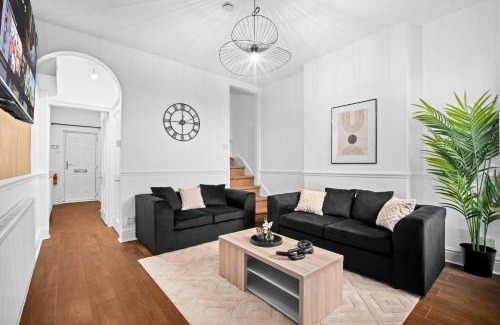 Birmingham House | Stylish 3-Bedroom Home with Garden & Convenient Parking 18M