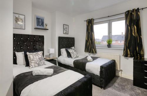Trafford House | Stylish 3 Bedroom House with Garden Parking Pet Friendly