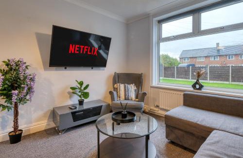Trafford House | Stylish 3 Bedroom House with Garden Parking Pet Friendly