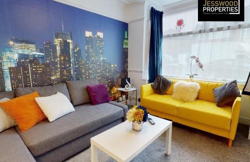 Luton House | Stylish 3 Bedroom House by Jesswood Properties Short Lets near M1 Luton Airport For Contractors & Business