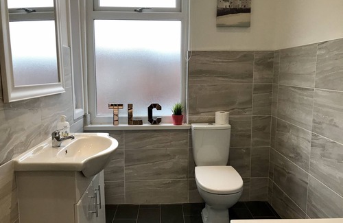 Wigan House | Stylish 3 Bedroom House Only 5 Mins From M6/m58