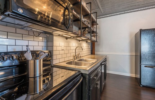 Downtown Rochester Apartment | Stylish 3 Bedroom W/AC ❄️, Mesh WiFi 🛜, Billiards 🎱 table, Games🎯🎮,parking