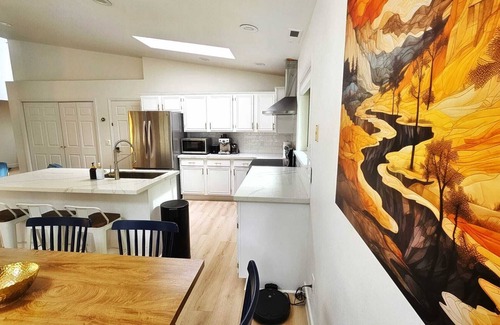 Swiss Manor House | Stylish 3BD Retreat - BBQ Grill & Fire Pit - Mins to Downtown Flagstaff