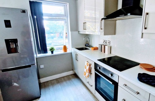 Reading Apartment | Stylish 3bed Central Reading - 6 min walk to Train Station & High Street
