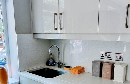 Reading Apartment | Stylish 3bed Central Reading - 6 min walk to Train Station & High Street