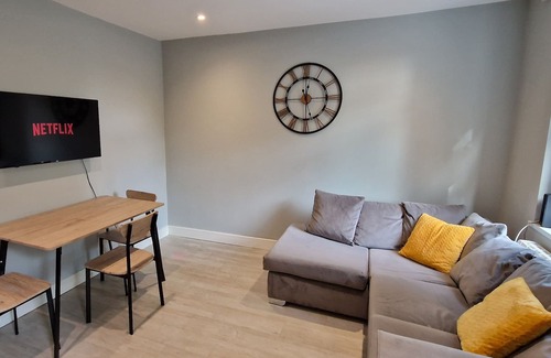 Reading Apartment | Stylish 3bed Central Reading - 6 min walk to Train Station & High Street