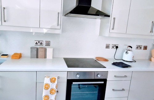 Reading Apartment | Stylish 3bed Central Reading - 6 min walk to Train Station & High Street