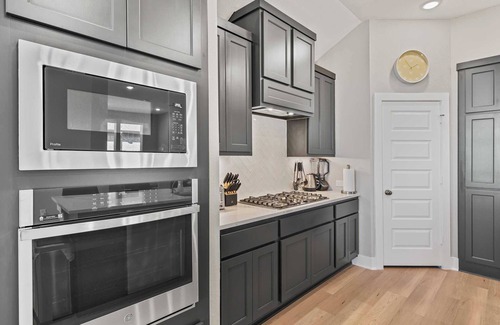 Clodine House | Stylish 3BR Home|With Gourmet Kitchen|30-Night Min|Mainfloor Bedroom #42288