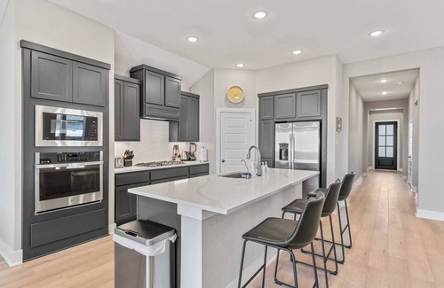 Clodine House | Stylish 3BR Home|With Gourmet Kitchen|30-Night Min|Mainfloor Bedroom #42288