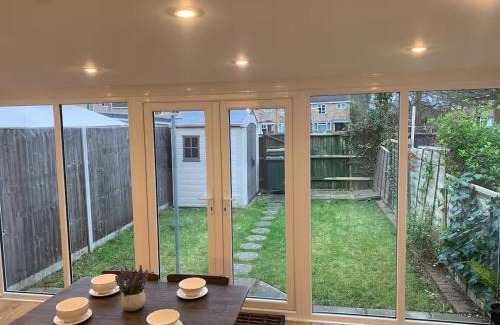 Caversham House | Stylish 3BR Retreat Family & Business Parking