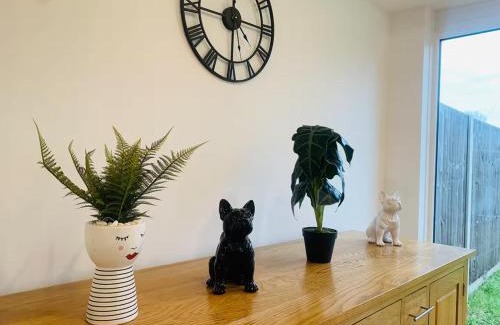 Caversham House | Stylish 3BR Retreat Family & Business Parking