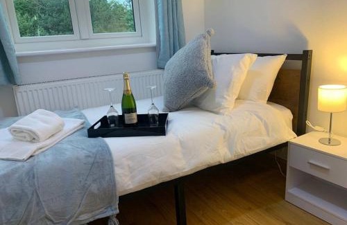 Caversham House | Stylish 3BR Retreat Family & Business Parking