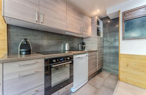 Val-Thorens Apartment | Stylish 3BR with 2BA in the Heart of Val Thorens in which Sleeps 8 A5 Serac