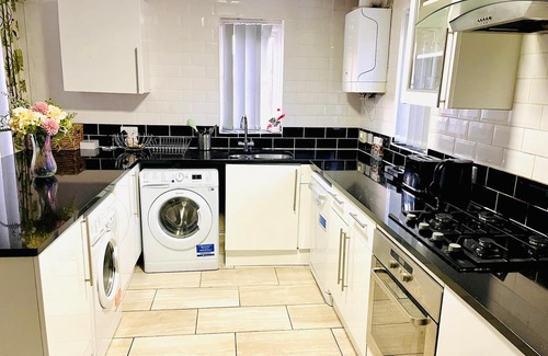 Belle Vue House | Stylish 4-Bed Retreat – 15 Mins to AO Arena & Manchester City Centre!"